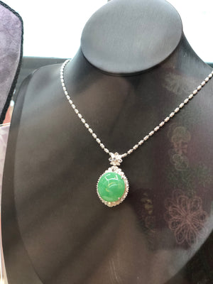 The concise design style is simple but not simplistic, showing elegance and wealth.
The jade is silvery and shiny, icy and delicate, round and full, charming and