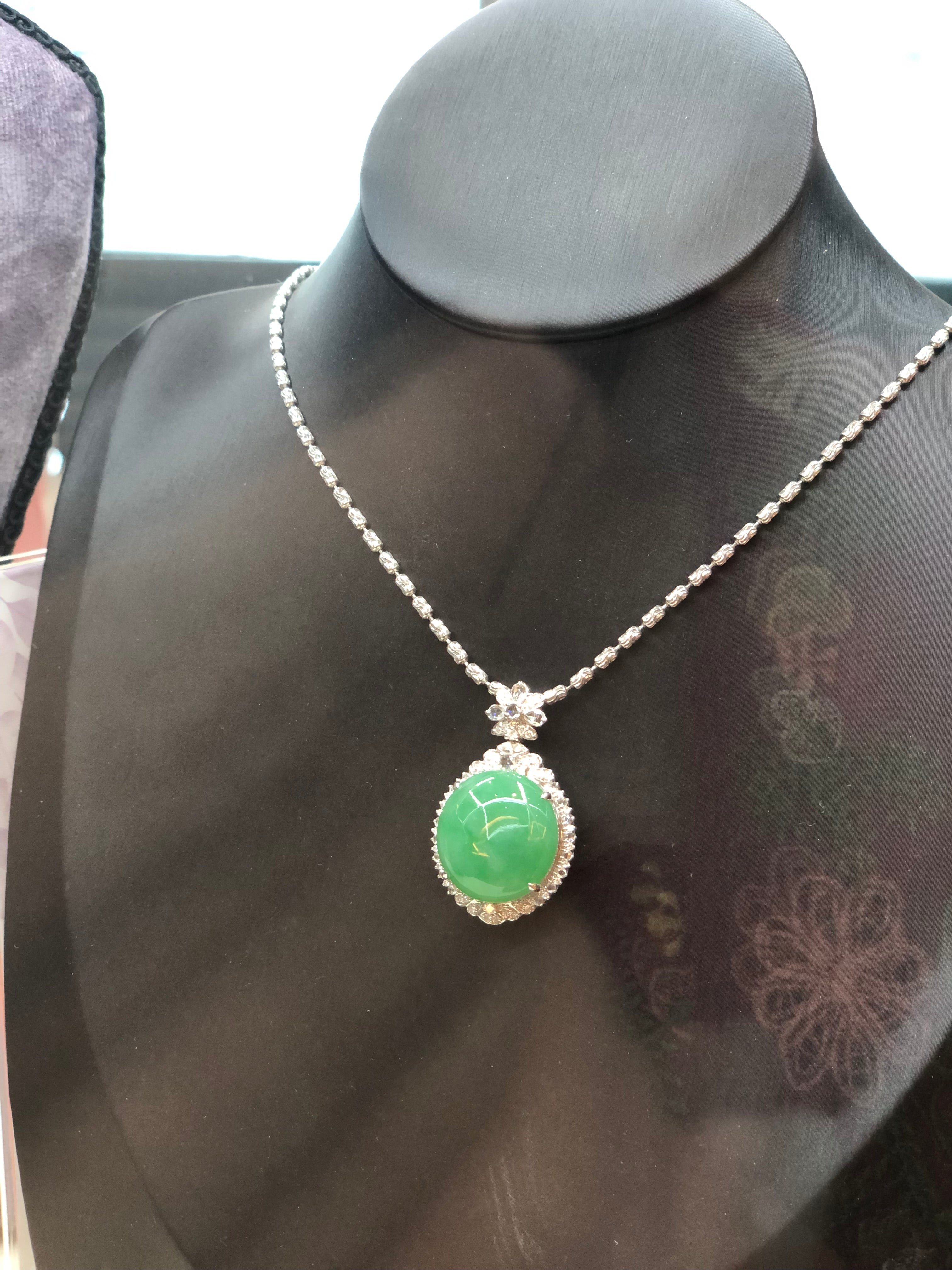 The concise design style is simple but not simplistic, showing elegance and wealth.
The jade is silvery and shiny, icy and delicate, round and full, charming and