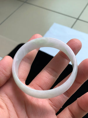 Spring is back, everything is coming back to life. After a cold winter and a lively Spring Festival, we are about to usher in a good time of spring flowers blooming! What is the most suitable jade jewelry for this season? Naturally, it is the spring-colored jadeite.