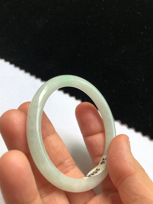 Jade is spiritual, and its icy texture is like a clear mirror of the heart, attracting noble people of the same frequency and dispelling the intrusion of villains. The natural texture is like the veins of mountains and rivers, paving a smooth road for life.