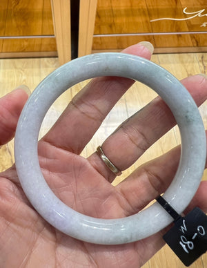 Half romantic and half gentle, which fairy would like it? Spring-colored jade bracelet, one piece of green and one piece of purple, presents a scene of vitality, blooming flowers and charming, and after wearing it, the beauty will be more charming and graceful.