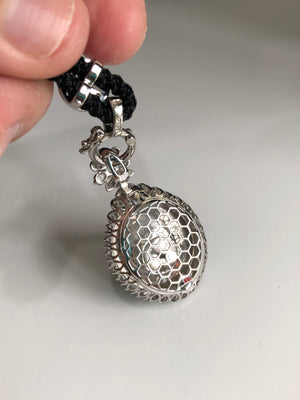 Peace and health🙏🏻
In ancient times, jade was regarded as a lucky charm that could ward off evil and avoid disasters. The round shape of the egg-shaped jade is endowed with the meaning of protection and guardianship. Wearing a jade egg-shaped jade means praying for peace and health, hoping to stay away from disease and misfortune.