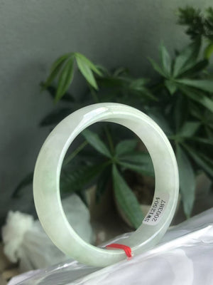 The soft tones of the clear bottom give people a sense of tranquility and peace. Wearing such a bracelet can set off her gentle temperament. Giving her a clear bottom bracelet is to praise her elegance and hope that she can maintain inner tranquility in the hustle and bustle.