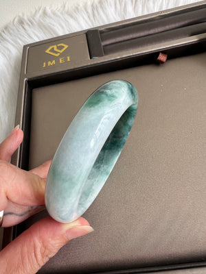 So it looks ethereal, like it is suspended and floating in the jadeite. Floating flower jadeite has both the transparency of colorless jadeite and the agility of jadeite green, so it looks elegant and graceful.