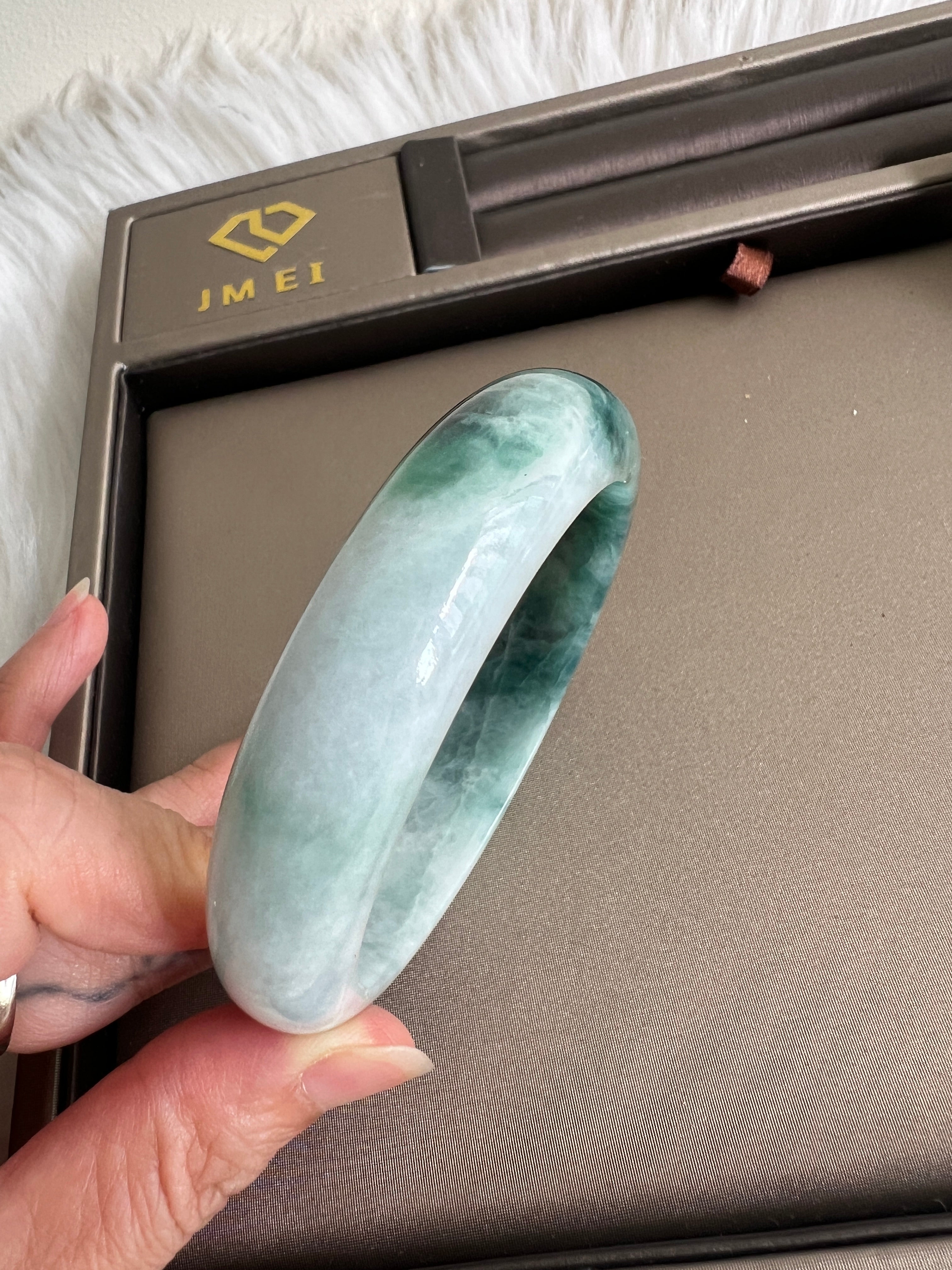 So it looks ethereal, like it is suspended and floating in the jadeite. Floating flower jadeite has both the transparency of colorless jadeite and the agility of jadeite green, so it looks elegant and graceful.