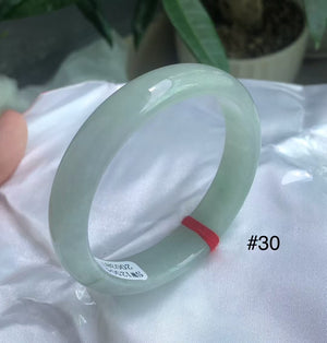 Match her temperament and preferences
If she prefers a fresh and simple style, the plain beauty of a sunny-bottom bracelet will be very suitable for her. This gift reflects your understanding and care for her taste, and makes her feel your attention and respect for her.