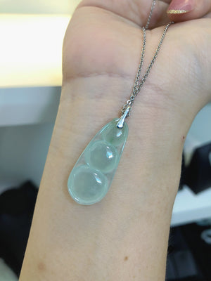 The jade material itself is regarded as something that can attract wealth and ward off evil. The round shape of the lucky bean symbolizes wealth and abundance, and it is often used as a talisman for business people.