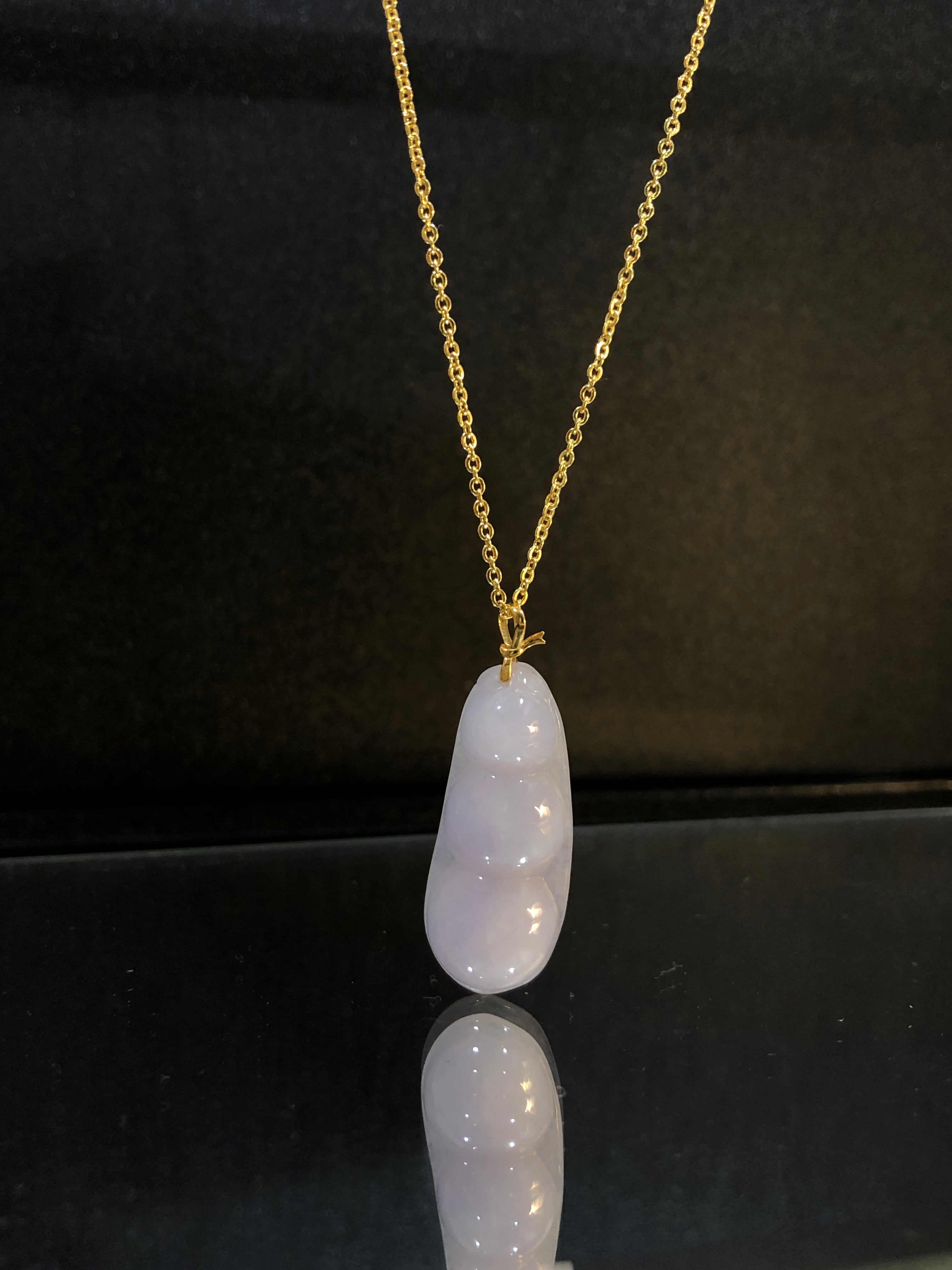 The meanings of purple lucky beans include longevity, good fortune, good health, blessing from the east, peace in all seasons, many children, a prosperous family, family happiness, good fortune, longevity, continuous blessings, happiness and health, and prosperity in all seasons.