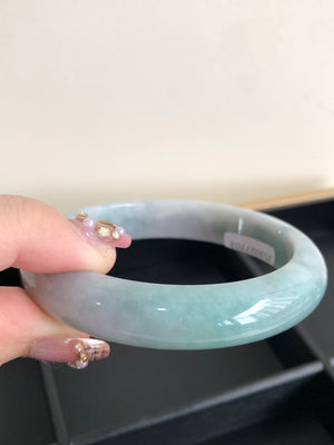 Women who often wear jade bangle can stabilize their heart rate, reduce irritability, and are also very helpful in relieving stress and improving memory.