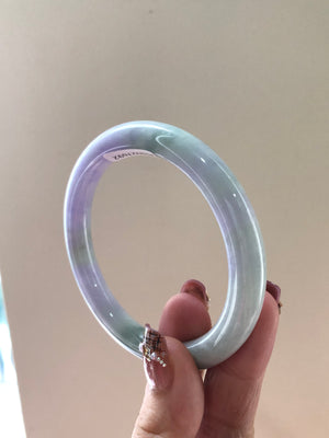 Purple air comes from the east, spring water is born."
The Spring Jade bangle means:
The left hand holds the protection of the Purple Star, and the right hand accepts the blessing of the God of Spring.