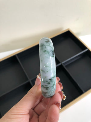 Who hasn't got the floating flower bangle yet! It means happiness and wealth.
Good luck artifact
The floating flower jade bangle , with a clear ice bottom and emerald shadows like smoke, is the beauty of years. It brings a natural elegance when worn on the wrist, and is so beautiful that it makes your heart tremble