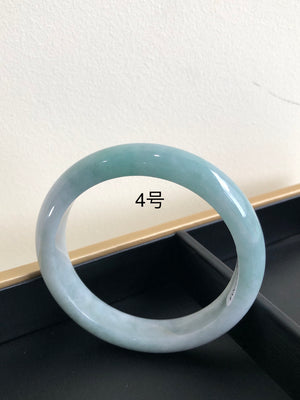 Promote blood circulation
The jade bangle can make the blood flow better in the wrist skin, soften skin cells, dredge the sweat glands of the skin, and help the body's metabolism. There is an acupuncture point called Neiguan on the inside of the wrist. When people wear jade bangle the jade bracelets will shake and rub. The shaking of the jade bracelets has an effective effect on the wrist.