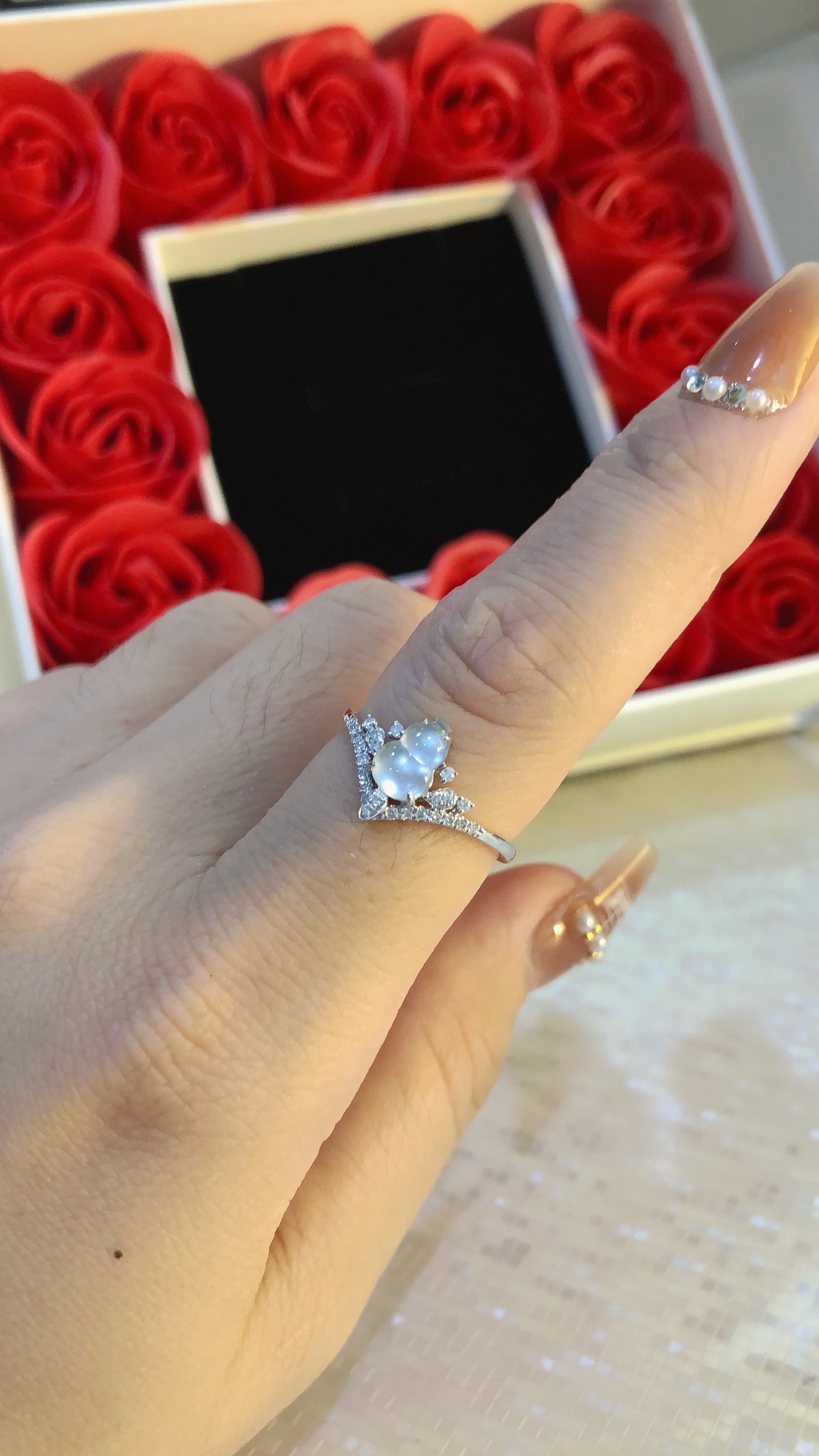 A natural Burmese high ice glass jade gourd ring🧊
The gourd shape is very full and pleasing, pure and translucent
Simple 18K gold bezel claw setting
The ring arm is decorated with dazzling diamonds
It feels high-end when worn
Fashionable upup! !