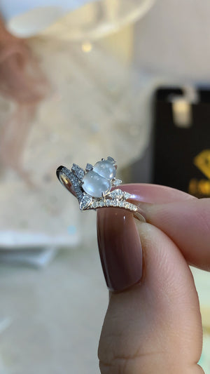 Crystal clear and simple design high icy gourd ring is absolutely amazing. White icy jade gourd ring
High ice small light bulb, full and transparent
18k gold inlaid ring