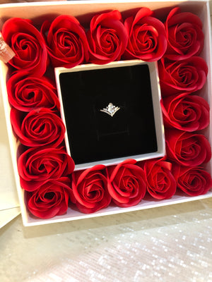 There is only one thing, and it is a good thing to meet unexpectedly.
The homonym of gourd is Fulu. Fu means harmony, which represents family happiness, and Lu means wealth, which represents a lot of money.
A delicate and lovely high ice jade gourd ring.
The plump and fat gourd seems to be full of good luck~