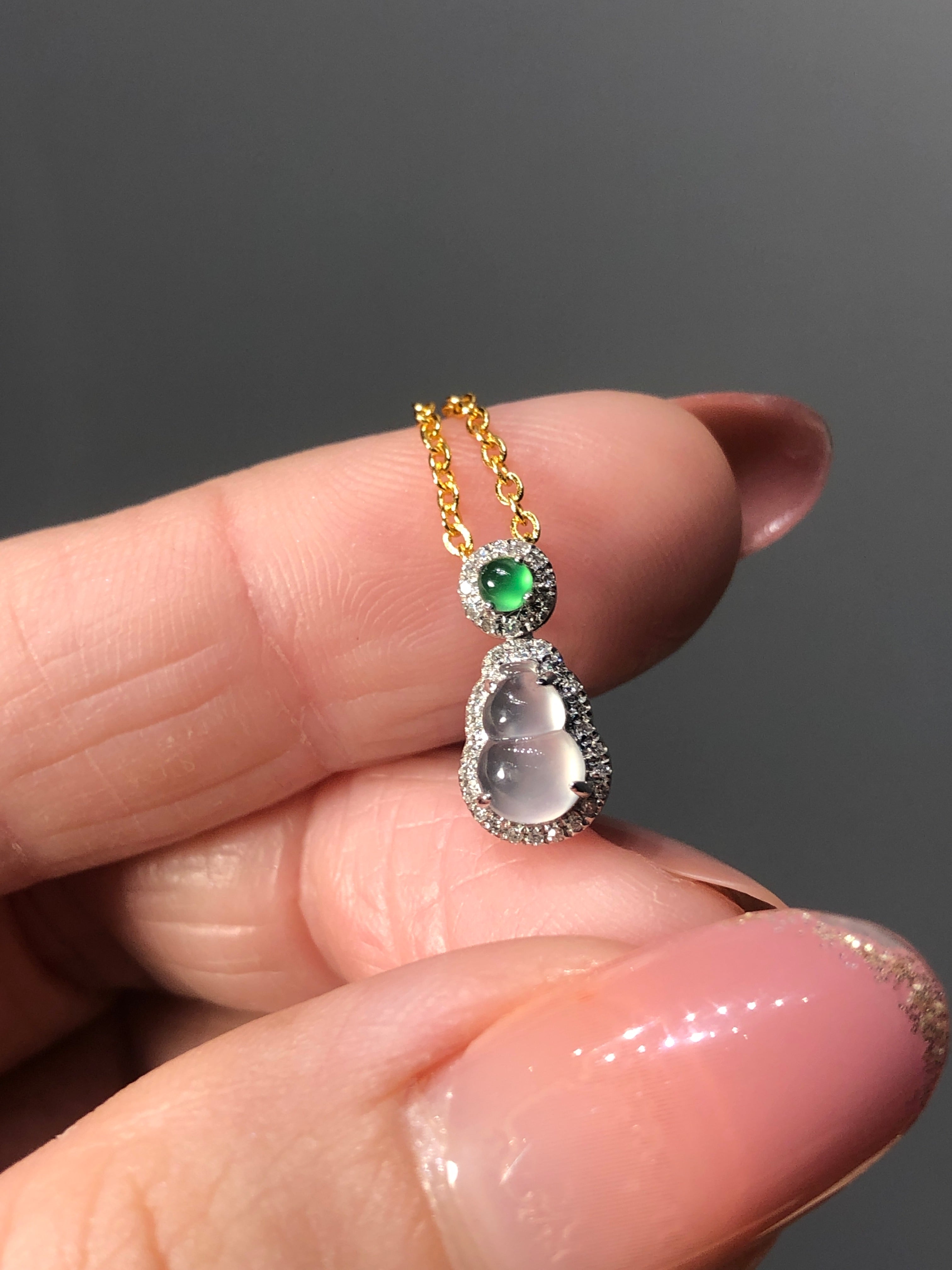 High icy white icy gourd pendant
As the saying goes: "If you have a jade gourd at home, you will be rich and auspicious"
Full and full of atmosphere, good fluorescence when old,
The gourd symbolizes fortune and luck, and means that money and career can rise step by step~
I can't take my eyes off it, I love it