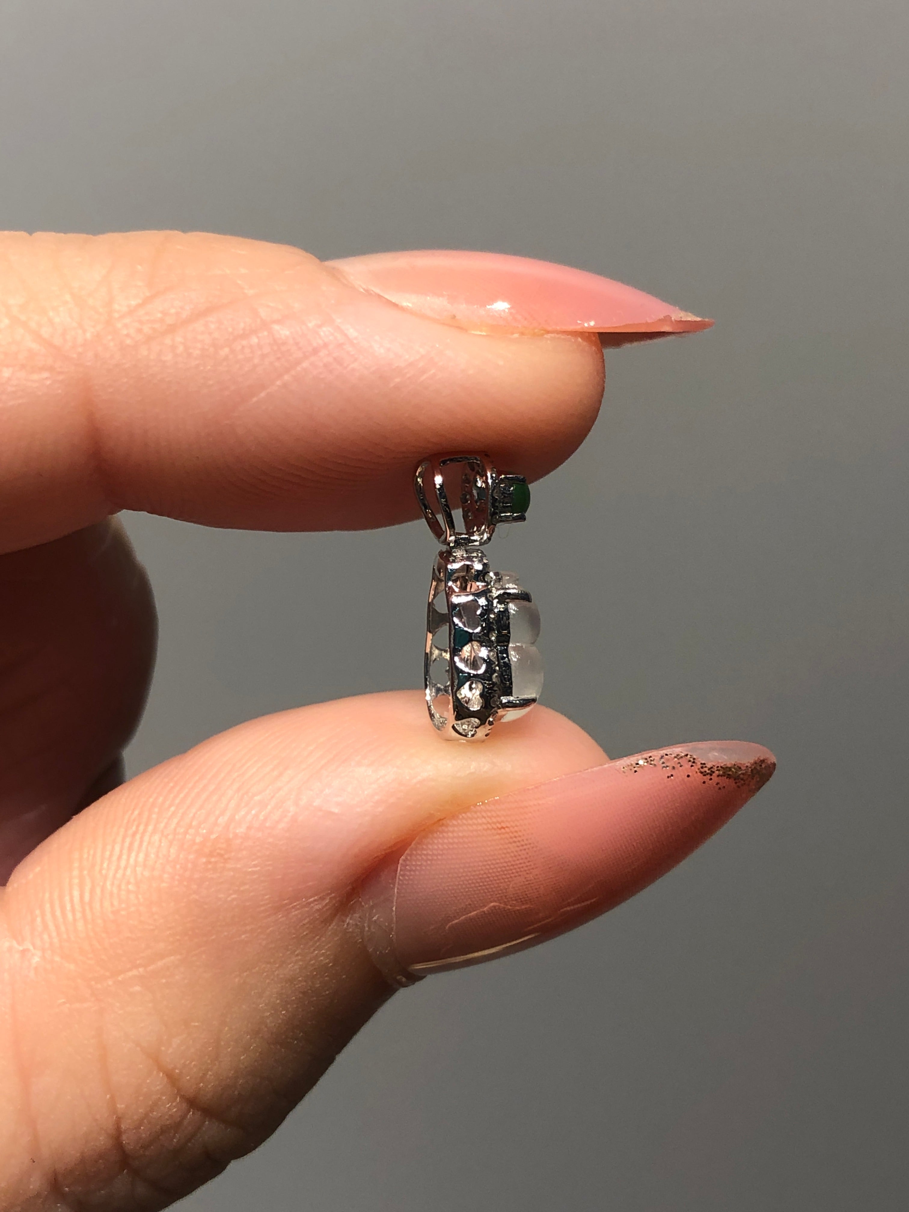 Good fortune and luck, auspiciousness forever
The homonym of "福幸" is "福幸", which symbolizes wealth, good fortune and a prosperous career. Wearing this necklace means that wealth will flow in and blessings will last forever, especially suitable for entrepreneurs or career elites
● The gourd with vines stretching out also contains the beautiful expectation of family prosperity and a large number of descendants, and can be given as a family heirloom gift to newlyweds or elders.