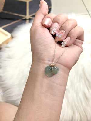 Homophonic to "Fu Lu"
The gourd has a deep meaning in traditional Chinese culture. The homonym of gourd is "Fu Lu", which means "fortune and fortune". It carries good luck and blessings and is regarded as a lucky symbol.
2. Collect Treasures
The gourd has a round and smooth shape, a small entrance and a large belly, which makes it look quite blessed, as if it can hold a lot of gold, silver and jewelry, so it is best at keeping wealth and accumulating wealth.