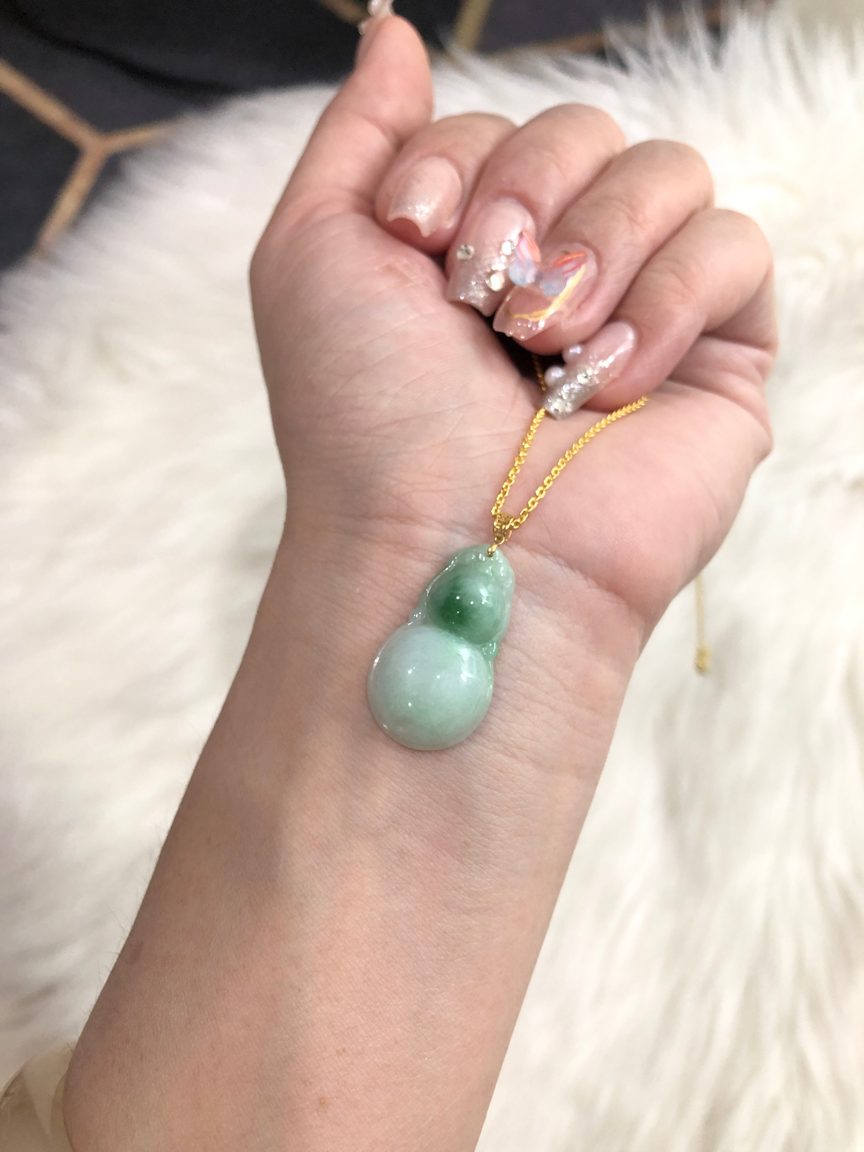 The icy and smooth floating flower jade gourd pendant
It is gentle and white and can be matched with any style‼The more you look at it, the more you like it
Carry the blessing with you and good luck will come rolling in
If you have a gourd at home, you will have both good fortune and luck and everything will go well