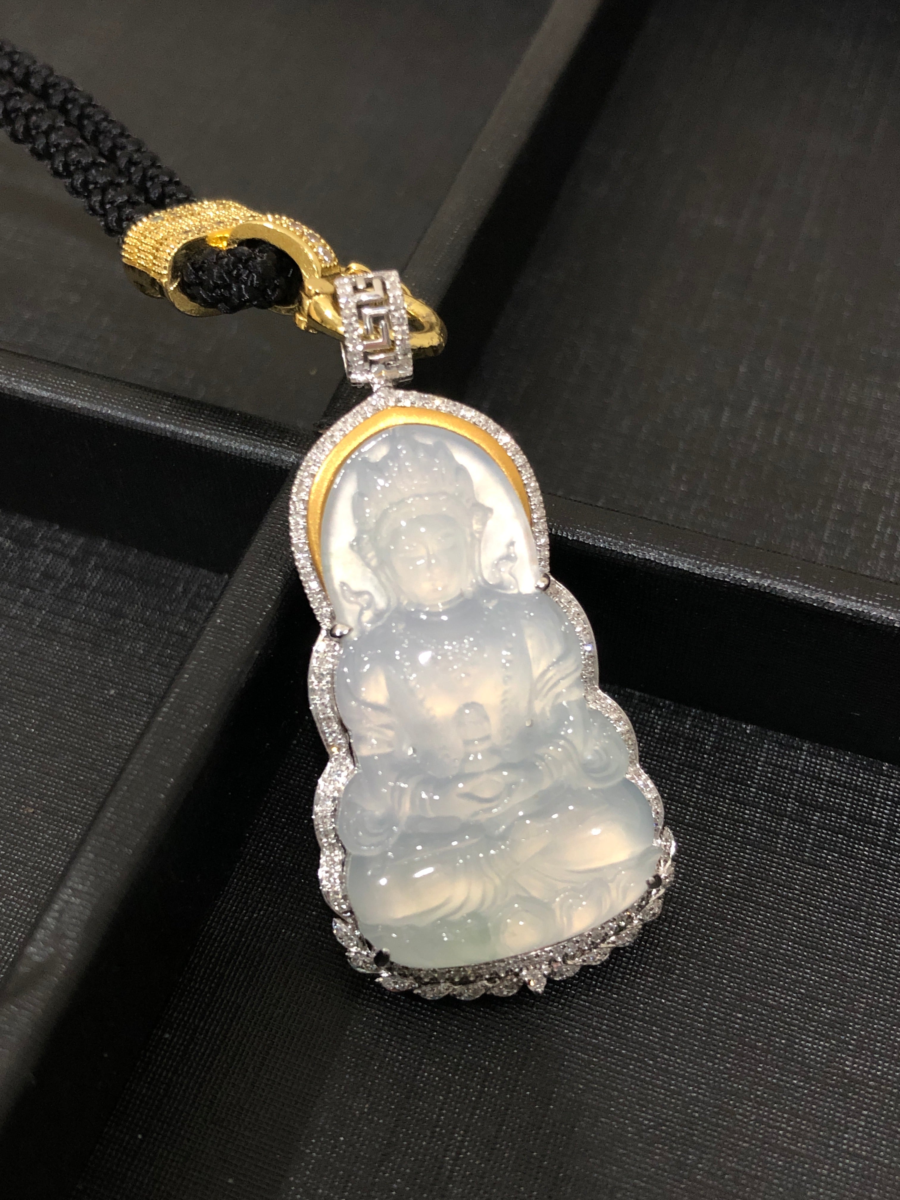 Translucent du mu pendant,18k gold with diamond size:42.2×20.5×7.3mm