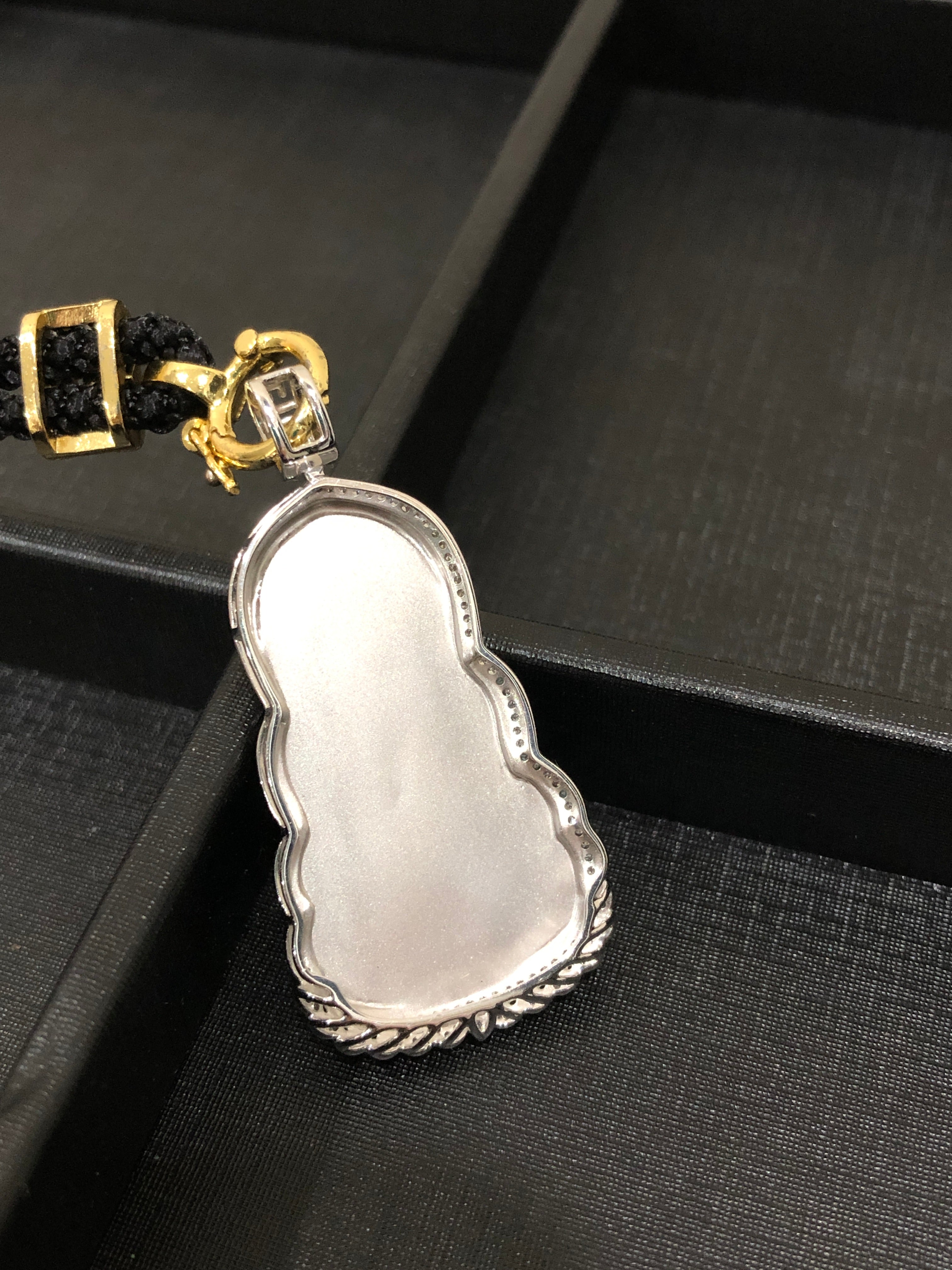 Translucent du mu pendant,18k gold with diamond size:42.2×20.5×7.3mm