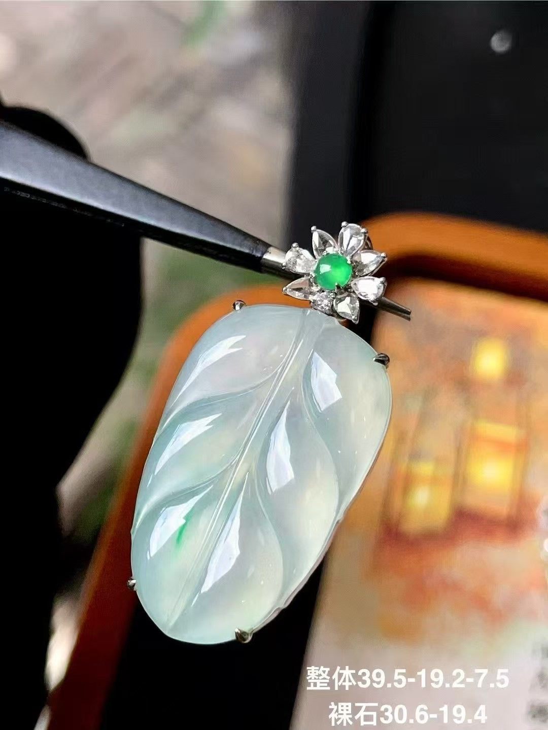 Translucent leaf pendant, moss in snow, 18k white gold with diamond. 39.5×19.2×7.5mm