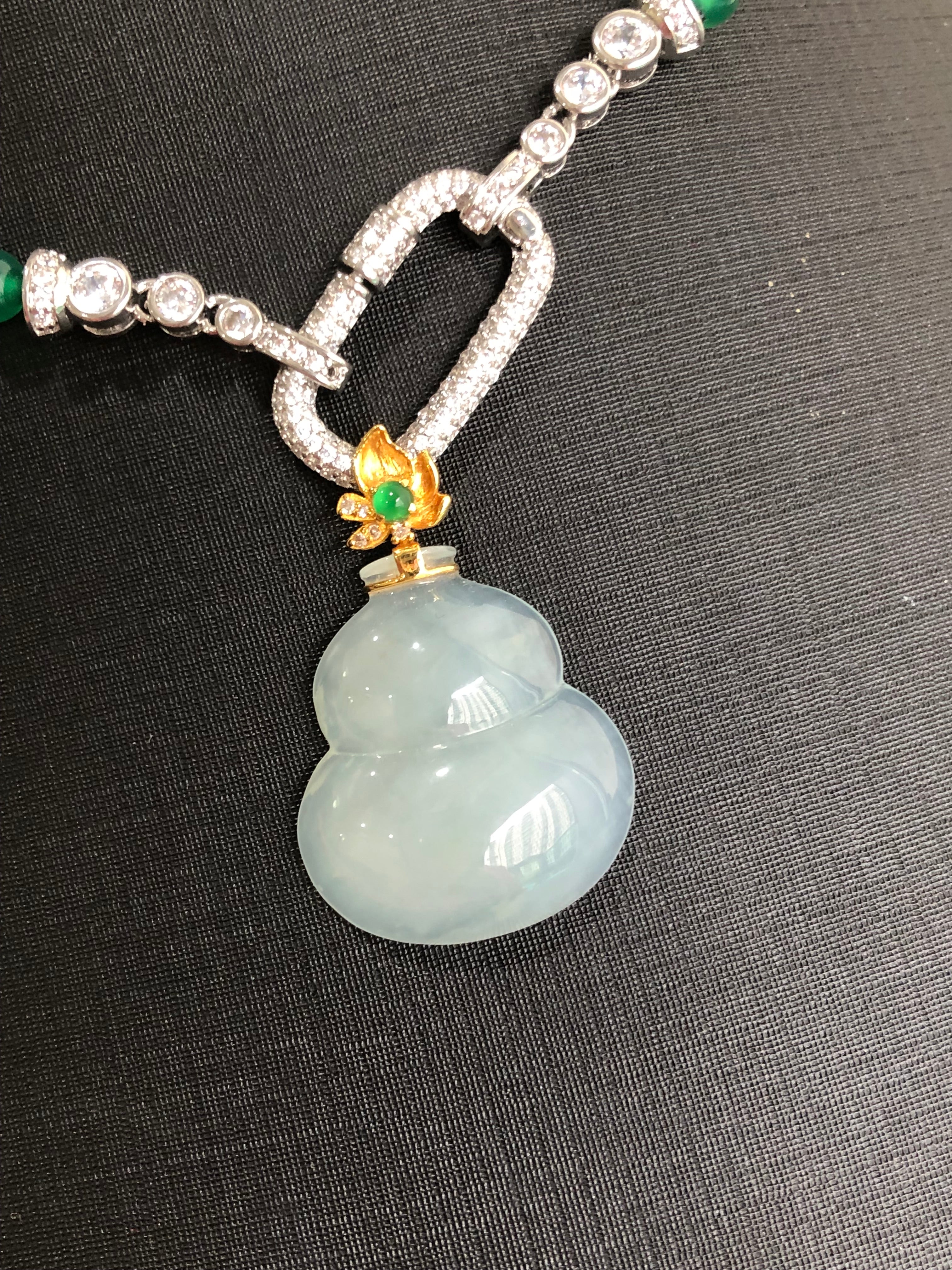 Translucent Hulu pendant 18k gold size:29.8×19.8×6.1mm