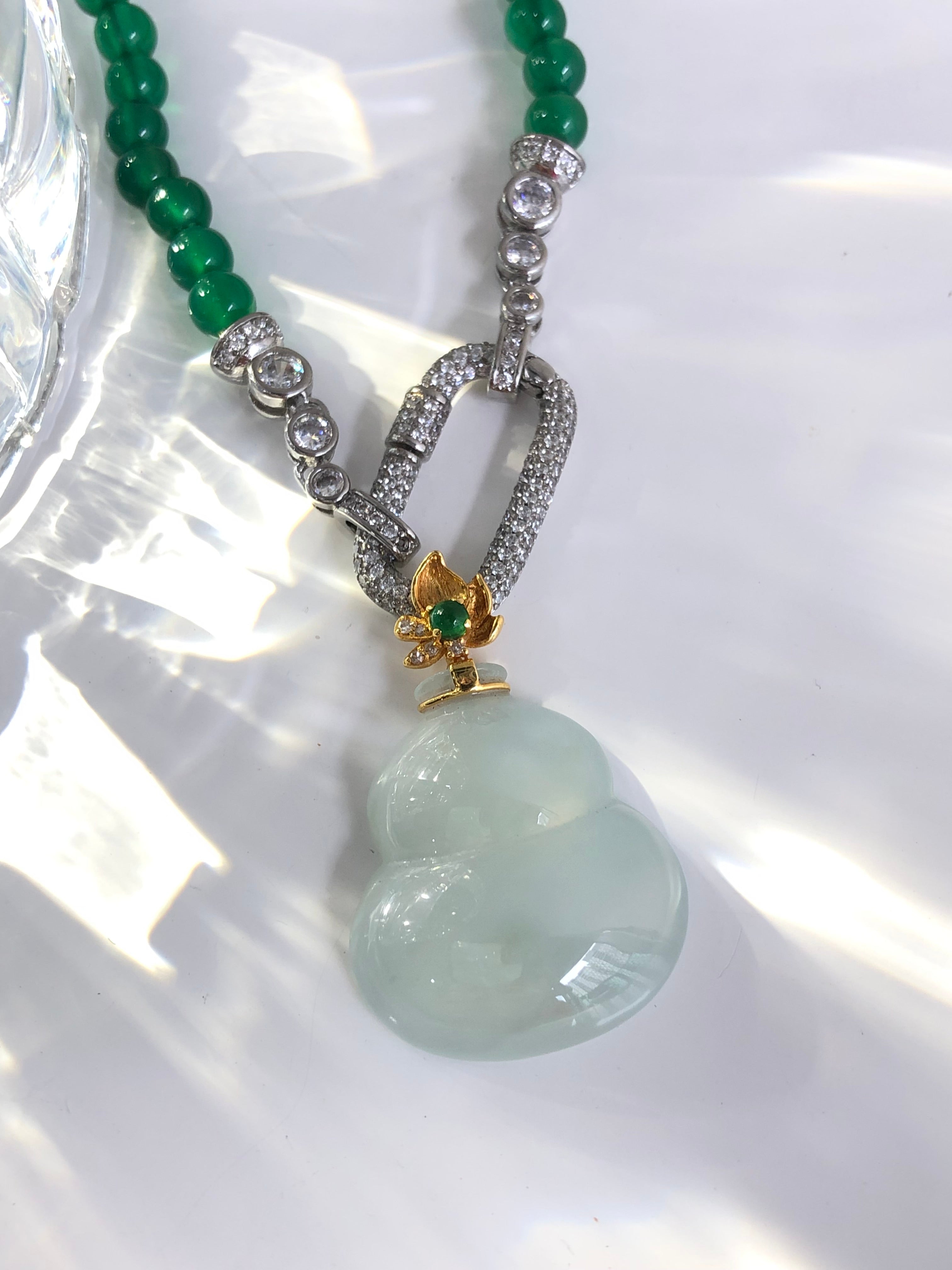 Translucent Hulu pendant 18k gold size:29.8×19.8×6.1mm