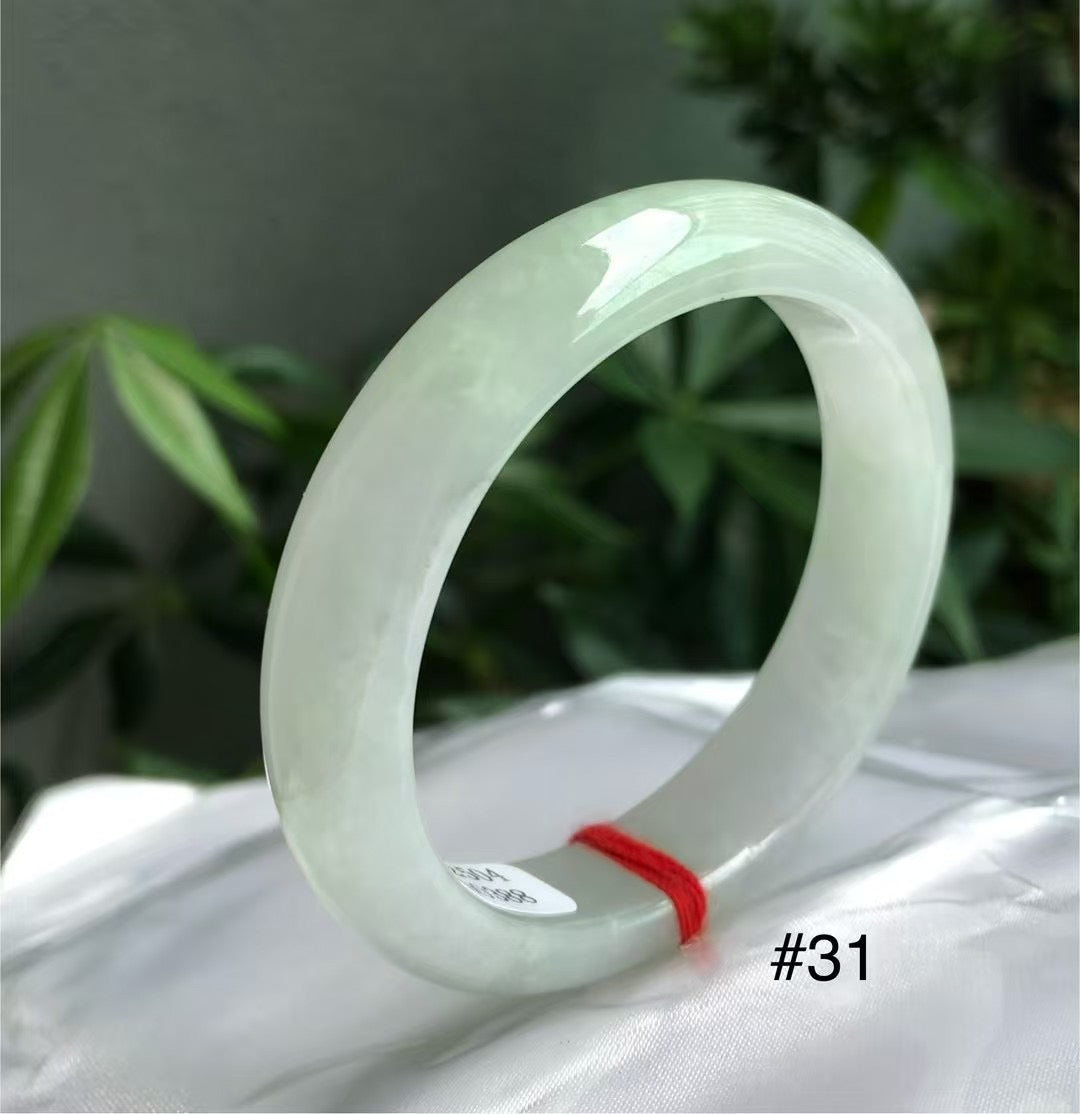 The background color of icy jade bangle is as clear and bright as the clear sky, symbolizing pure and flawless emotions and a transparent and open-minded state of mind, and expressing the wish for the wearer to be free from worries and have a clear mind.