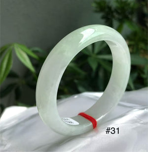 The background color of icy jade bangle is as clear and bright as the clear sky, symbolizing pure and flawless emotions and a transparent and open-minded state of mind, and expressing the wish for the wearer to be free from worries and have a clear mind.