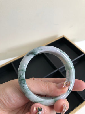 When you see the ice-type blue flowers, it is like the first snow in winter gently falling on your wrist. The crystal clear texture seems to tell of endless purity and elegance.
Every touch of blue is the poetry given by nature. They dance on the bangle and paint a picture of ink painting.