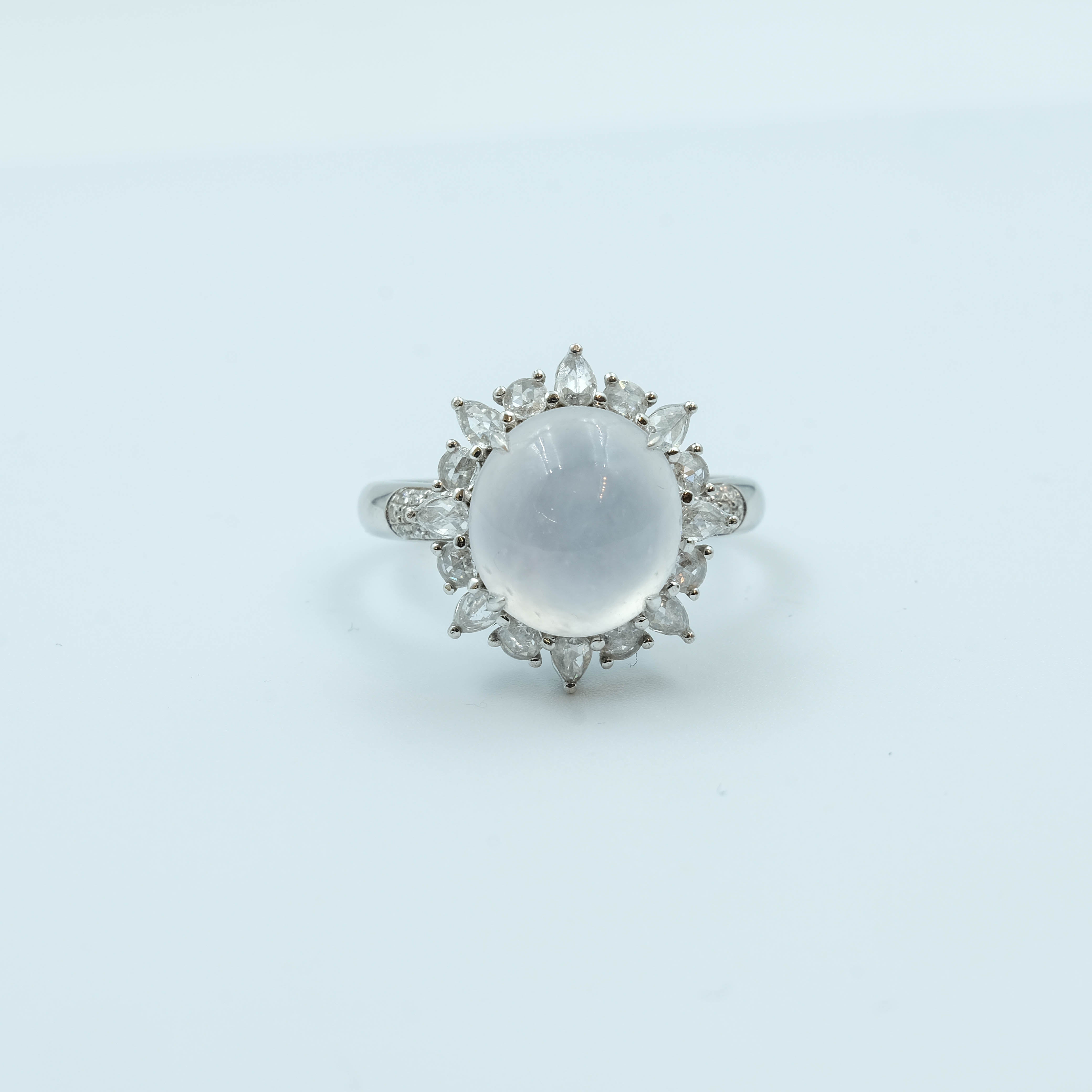 White icy jade is famous for its glacial transparency, delicate and flawless texture, and pure color like condensed moonlight. The egg-shaped cutting process perfectly presents the natural luster of the original stone. Every arc hides the warmth of the craftsman's fingertips, exuding a sense of luxury in its low-key style