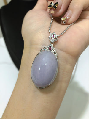 Icy-type full-color violet peach blossom spring jadeite pigeon egg pendant, violet jadeite implies wealth, splendor, purple air coming from the east, wealth, auspiciousness, and eternal beauty. Because purple is the color of Taoism and ancient emperors in ancient China, the so-called "purple air coming from the east" and "purple clothes and ribbons" are portrayals of the status of purple. Similarly, violet also symbolizes eternal beauty. It is said that Venus, the goddess of love and beauty, was reluctant t