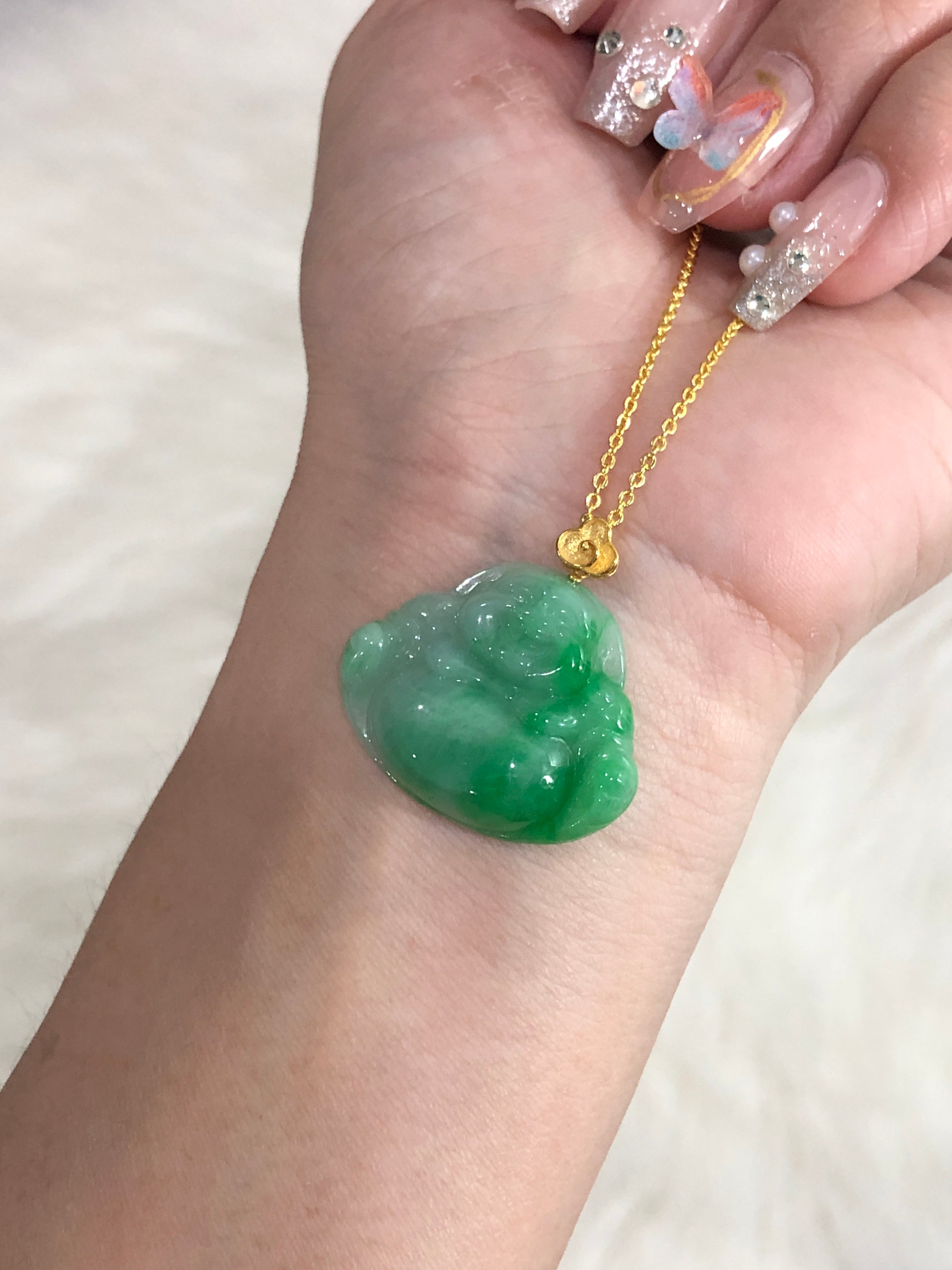 Jadeite Layang Green Buddha • A sense of wealth that will make you fall in love with it at first sight
The Buddha symbolizes full blessings, peace and joy, and wearing it on your body
is like a lucky amulet