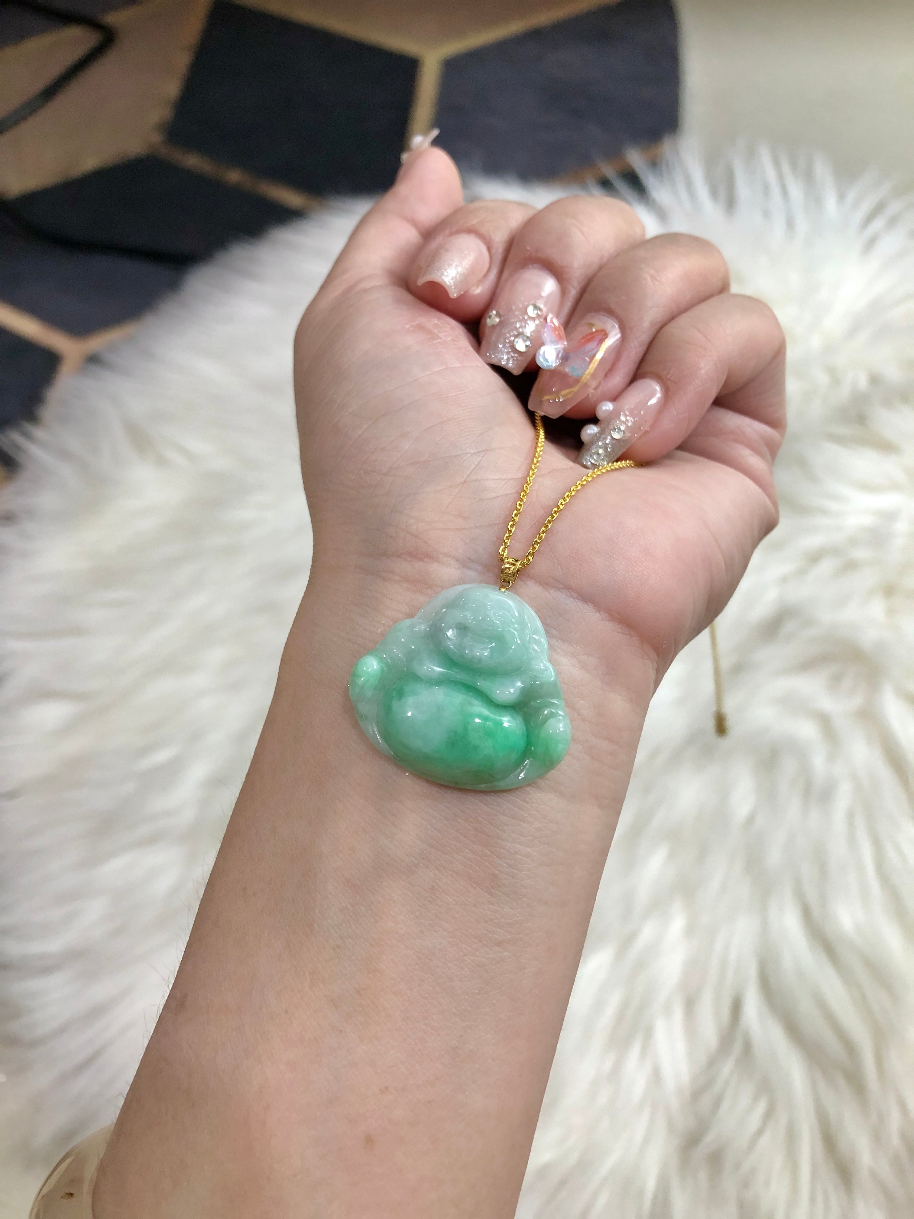 The jade Buddha with a big belly symbolizes tolerance, cheerfulness, openness, and compassion. He smiles all the time, and his big belly can tolerate everything in the world, telling people that they should face all kinds of disputes in the world with an open mind and optimism, and develop a mentality of being indifferent to fame and fortune. If you are a woman, you will inevitably be a little sentimental and easily disturbed by many things. Wearing Maitreya Buddha can not only give her the positive energy