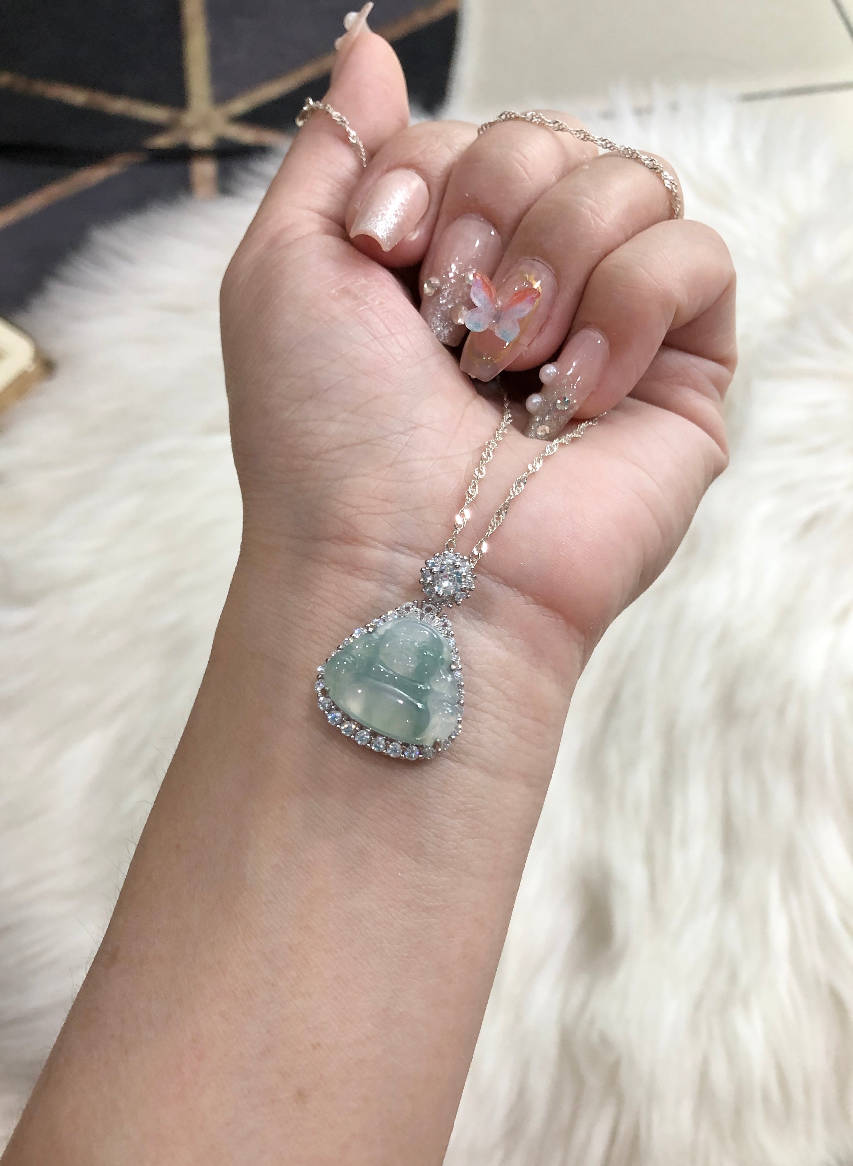 Tranquility and peace rise up, and those who see it feel happy!
The Buddha said: "The heart is the source of all things. When the heart is calm, blessings come. When the heart is agitated, blessings disappear. Life is originally pure. When the heart is calm, it is naturally clear."
I feel relieved at first sight, and I feel at ease in every way. The collection-level ice-type floating flower jade Maitreya Buddha has kind eyes and smiles all the time🍃