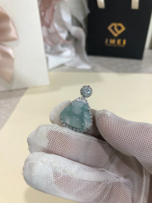 The jade is icy and smooth, oily and full, with a thick luster, lively floating flowers, beautiful artistic conception, meticulously carved, and leisurely Zen