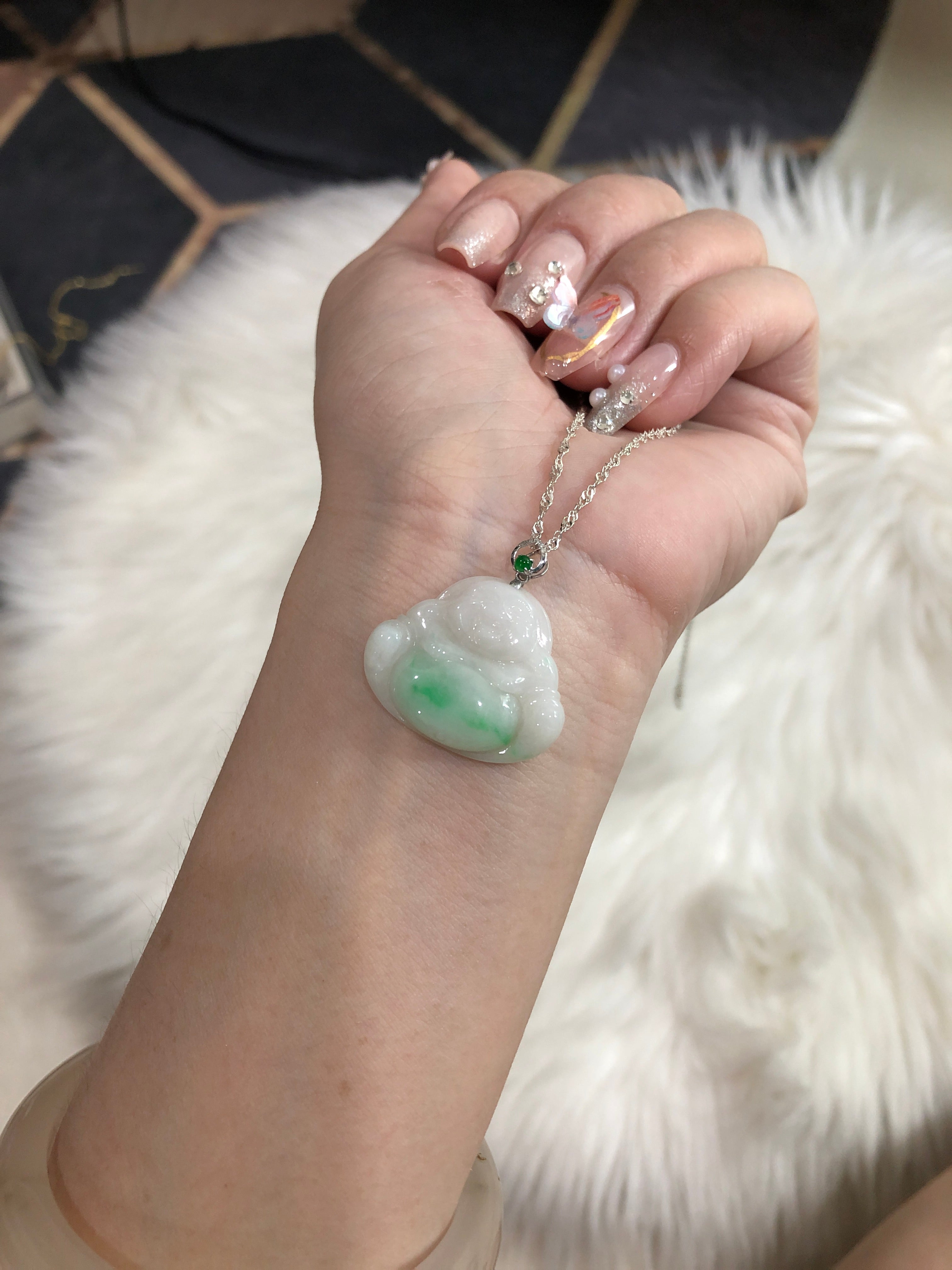 On the white background, a touch of green is lively.
The smiling Maitreya Buddha, with ears hanging down to his shoulders, has a bright smile. He dispels the haze of life with compassion and open-mindedness. The big belly shows tolerance.
The smiling Maitreya Buddha on the white background is like pure light, illuminating the soul, giving people the power to face life optimistically and find tranquility and peace in the hustle and bustle.