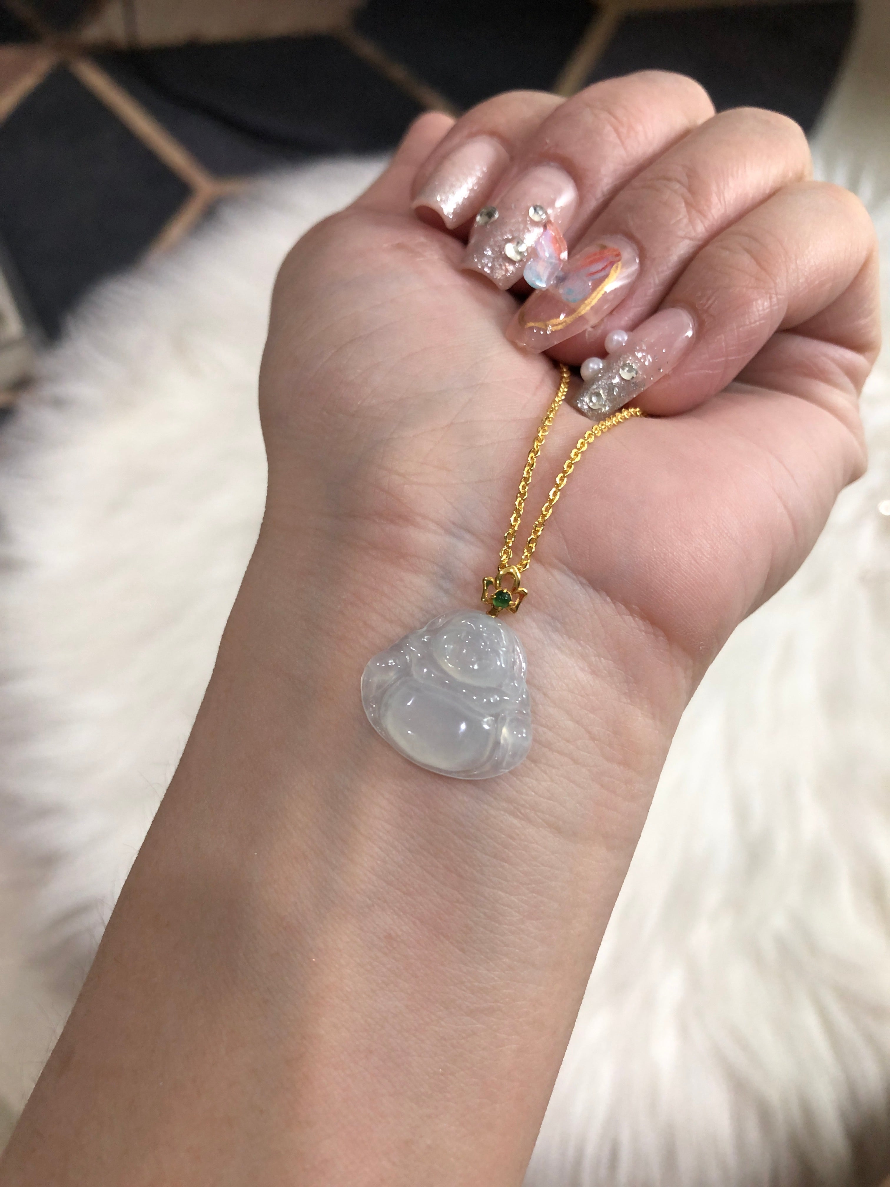 Icy jade is as transparent as icy with a glassy luster, showing a noble and elegant atmosphere. It is a treasure among high-end jades and is fascinating.