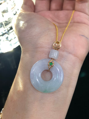 Colored doughnut pendant. The color scheme is gentle and elegant, the appearance is full and moist, and the wearing style is exquisite and grand.