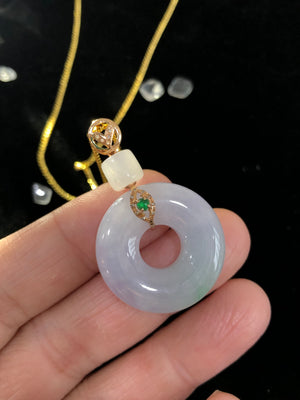 In fact, spring-colored jade refers specifically to jade with purple and green colors. People generally call the purple part of jade violet or spring color. The remaining color refers to green.