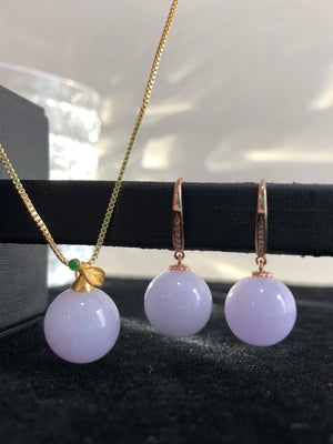 The gentle purple ocean is graceful and charming. With a natural nobleness, people who love purple jadeite have a vision of beauty and love to dream. They keep exploring their own colors.