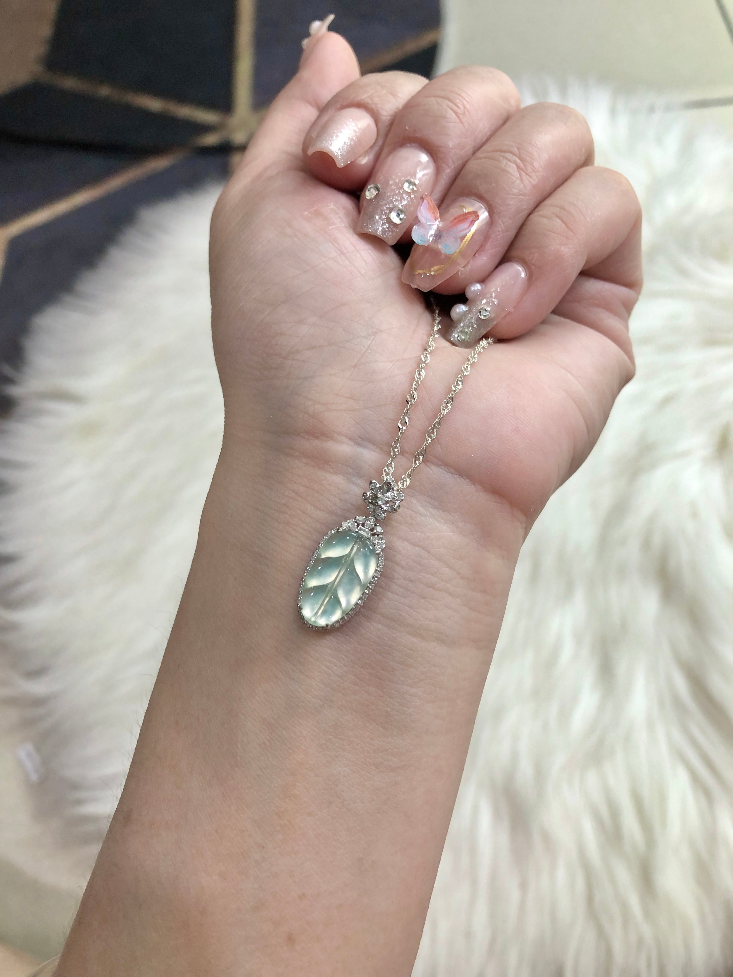 Older people wearing leaves also have the beautiful meaning of "eternal youth". The floating flower series of jadeite jade leaves has a sedimentation and texture, which is particularly suitable (young girls are suitable for white icy details)