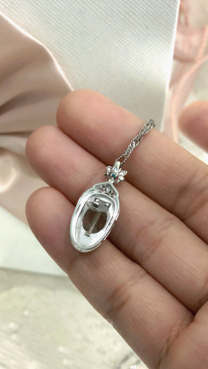 The back cover can be opened to see the structure inside.