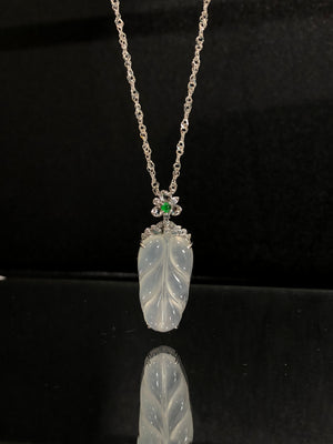 Meaning of great success The word "ye" is homophonic with "ye", so the jade leaf also means academic progress, career success, and step-by-step promotion. Wearing it yourself will give people the impression of a successful person, and giving it to others can also be motivating and inspiring.