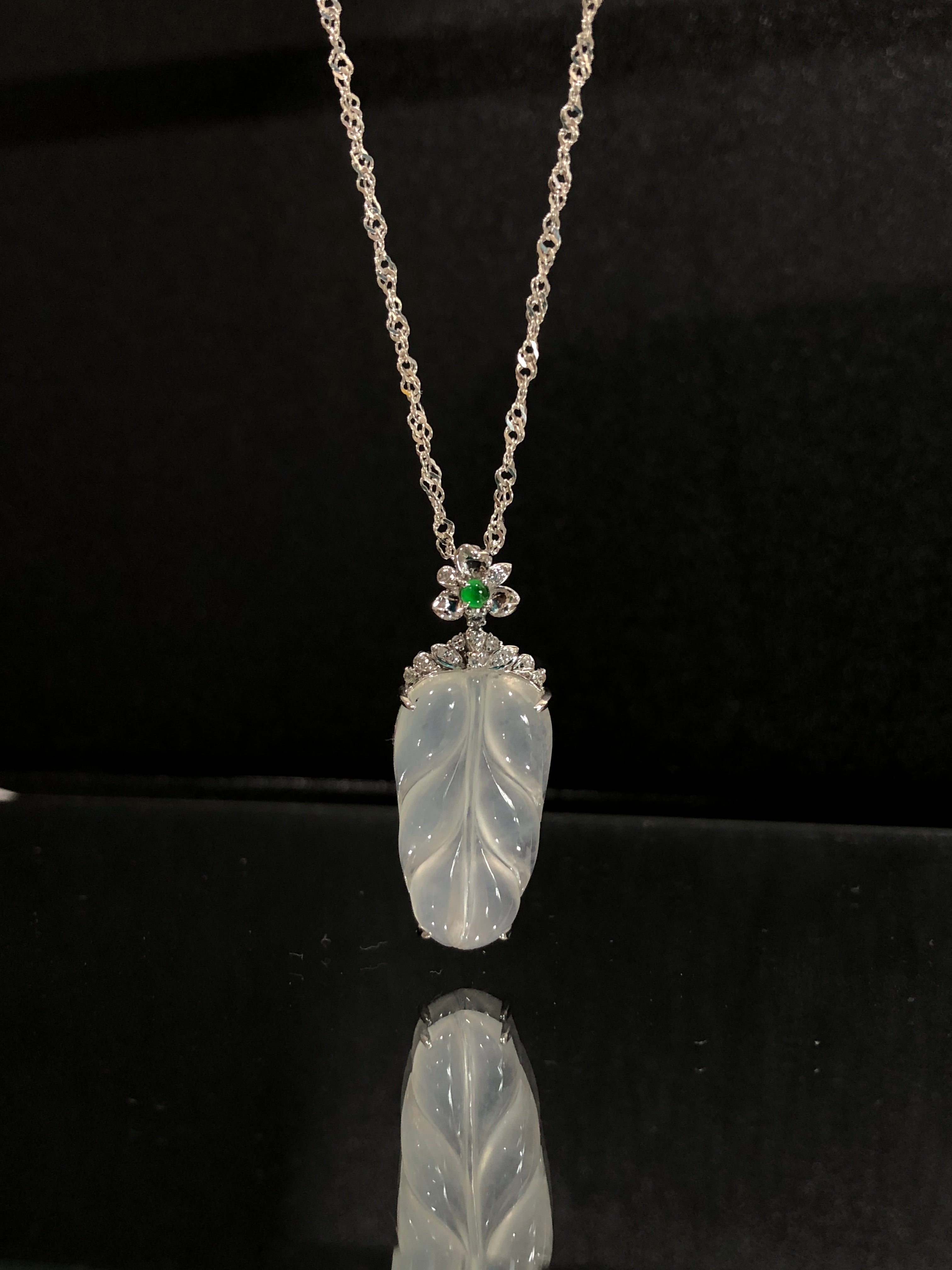 Meaning of great success The word "ye" is homophonic with "ye", so the jade leaf also means academic progress, career success, and step-by-step promotion. Wearing it yourself will give people the impression of a successful person, and giving it to others can also be motivating and inspiring.