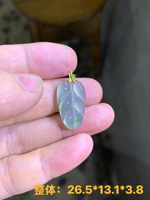 Jade leaves are especially popular because leaves represent life and hope in nature, full of vitality and vigor! Wearing a jade leaf pendant is like wearing a small source of life, bringing yourself good luck and positive energy.