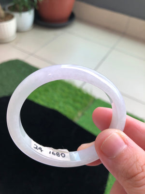 Royal Concubine Bangle
Features: Some are completely flat inside and round outside, some are round inside and round outside, the bars vary from bow-shaped to round, the Royal Concubine bangle  is an oval bangle, suitable for petite people, meaning: wealth and health, blessing and good fortune.