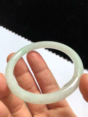 The jade bangle is homophonic to "守著", and the seamless ring shape is in line with the closed loop of the universe's energy field. Natural jade has been tempered for billions of years and has its own magnetic field property of "gathering energy and locking wealth". When worn, jade nourishes people and people nourish jade, forming an endless cycle of wealth and protecting the family business.