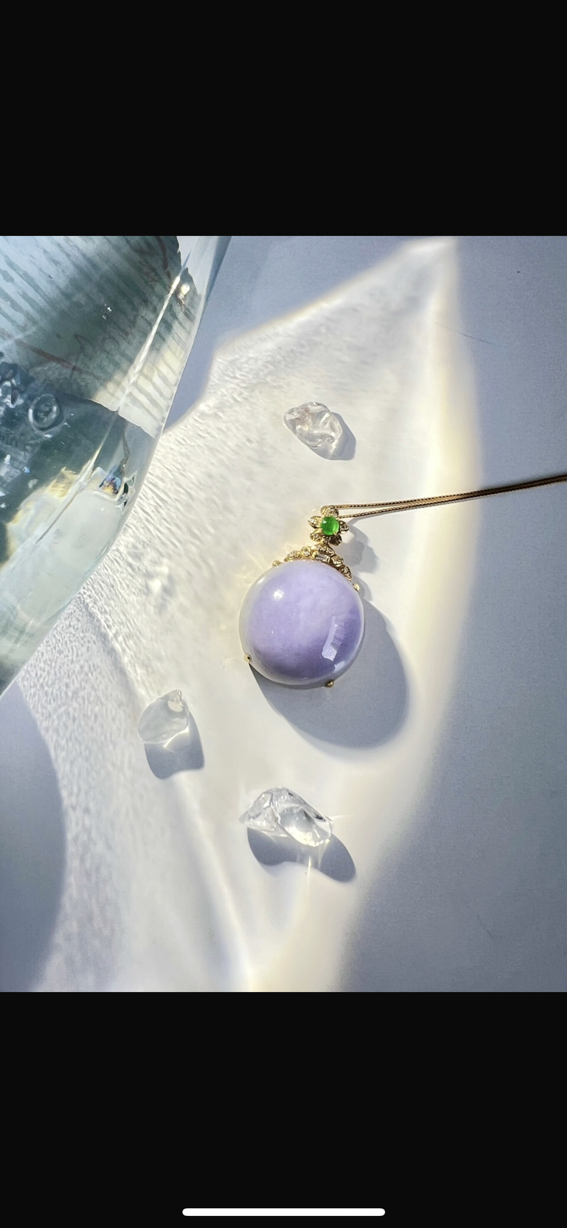 Violet egg-shaped jadeite is a symbol of mystery and nobility. Its delicate purple color exudes a profound charm, giving people an elegant and mysterious feeling. The violet egg-shaped pendant I chose has a uniform color, as charming as the flowers in spring. Different from the emerald green, violet gives a more gentle impression. It is a kind of luxury in restraint. Wearing it, it feels like being in a purple dream, elegant and charming. Wearing experience ??